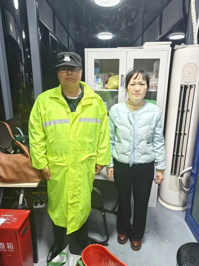 【青城剑威】危急关头，青城剑威保安队员勇救落水者(1).jpg