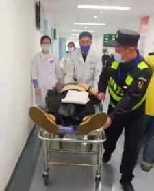 【武汉昌安】患者突发急性心梗 保安协助生死救援 4.jpg