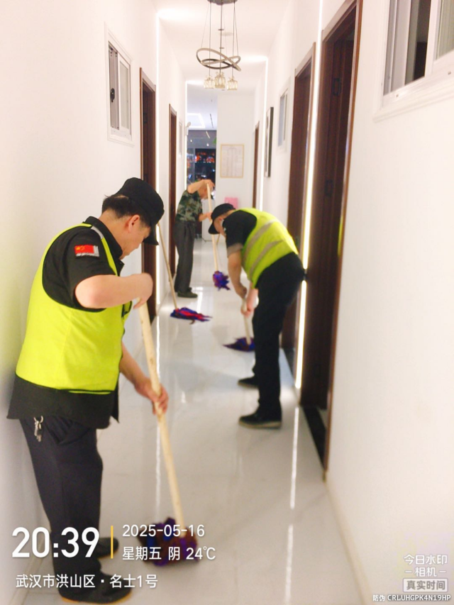 图片 4 保安合力清扫商铺走廊积水.png